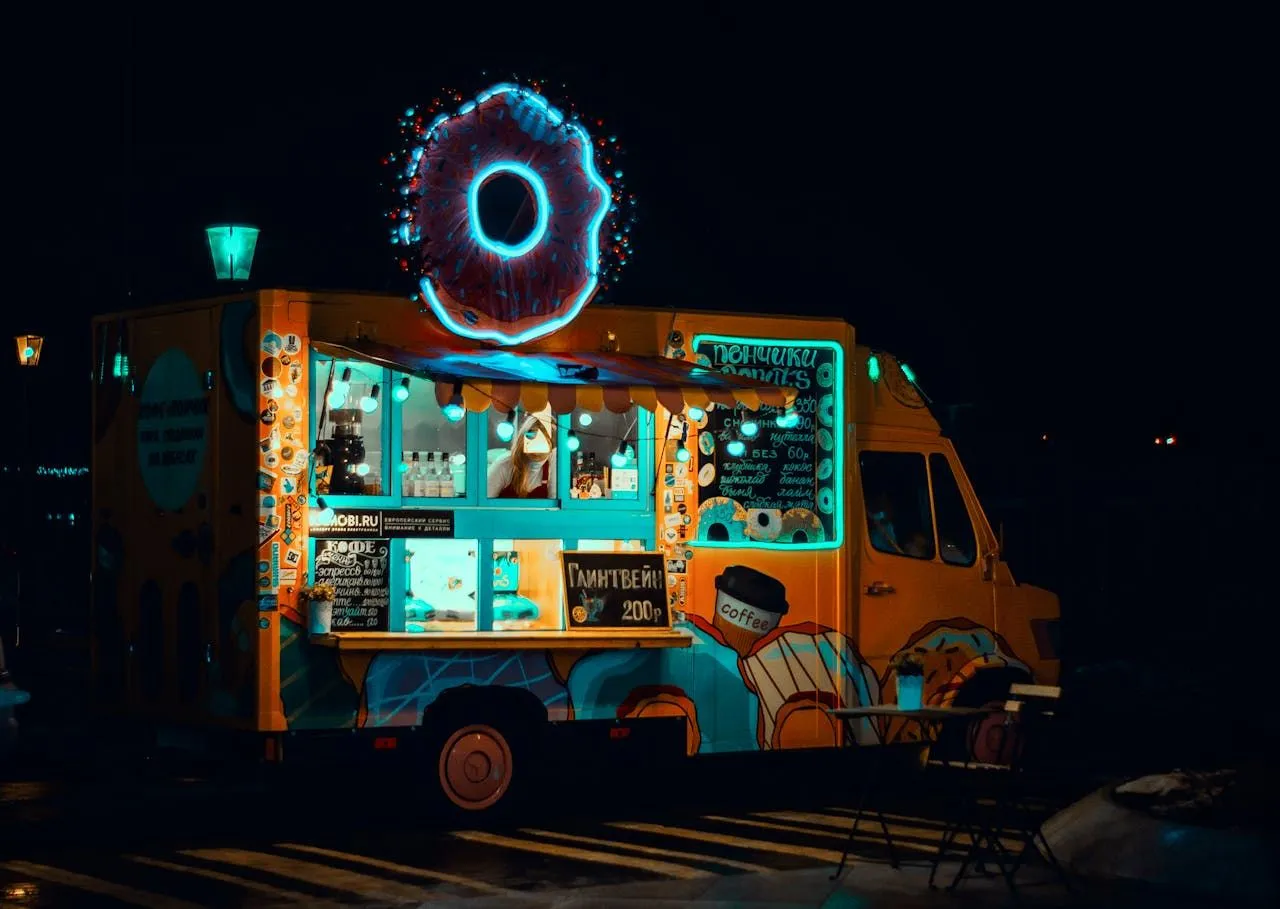 Kolorowy food truck nocą - pożyczka dla gastronomii case study