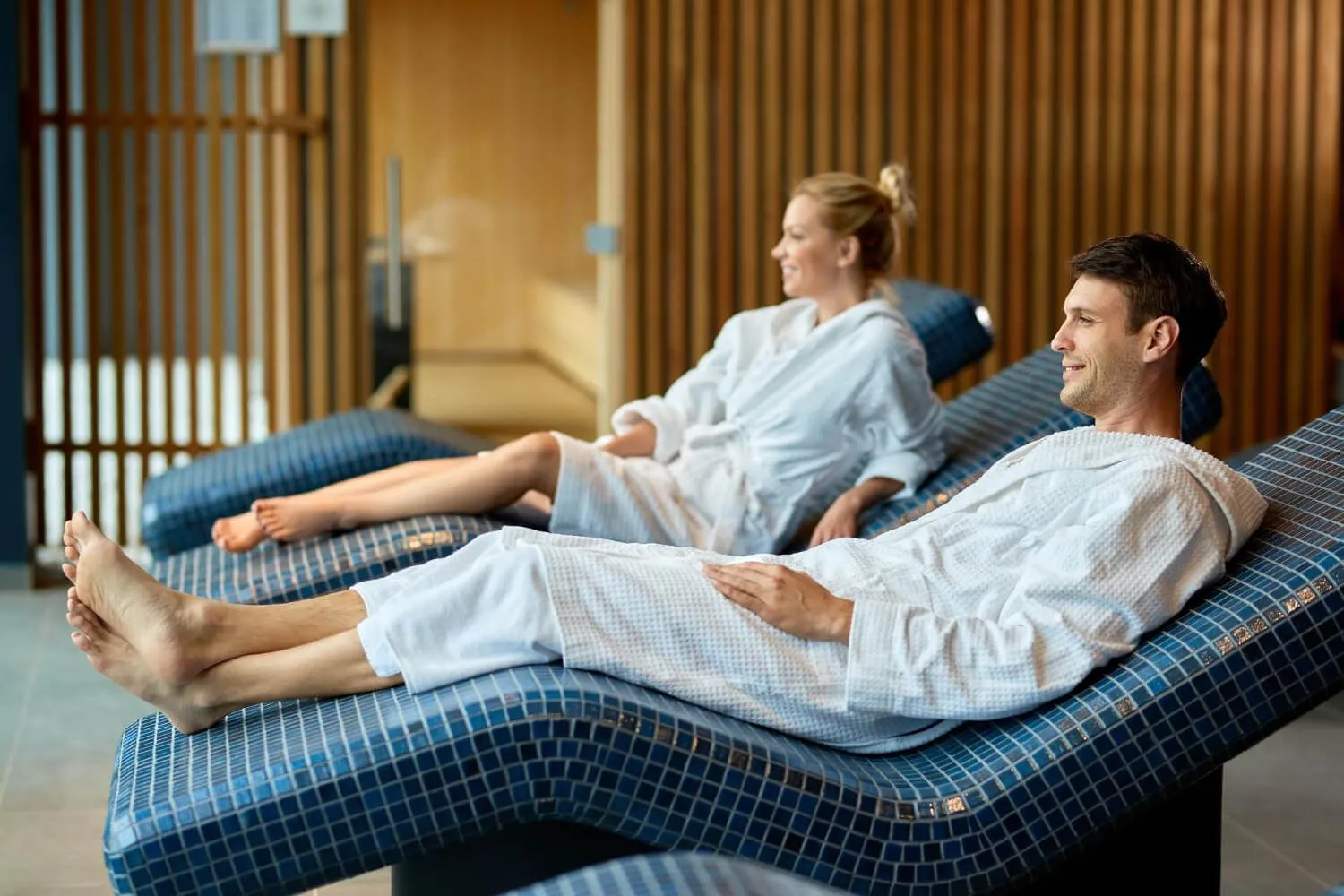 Strefa wellness w hotelu Zakopane - para relaksująca się w jacuzzi w nowoczesnym SPA
