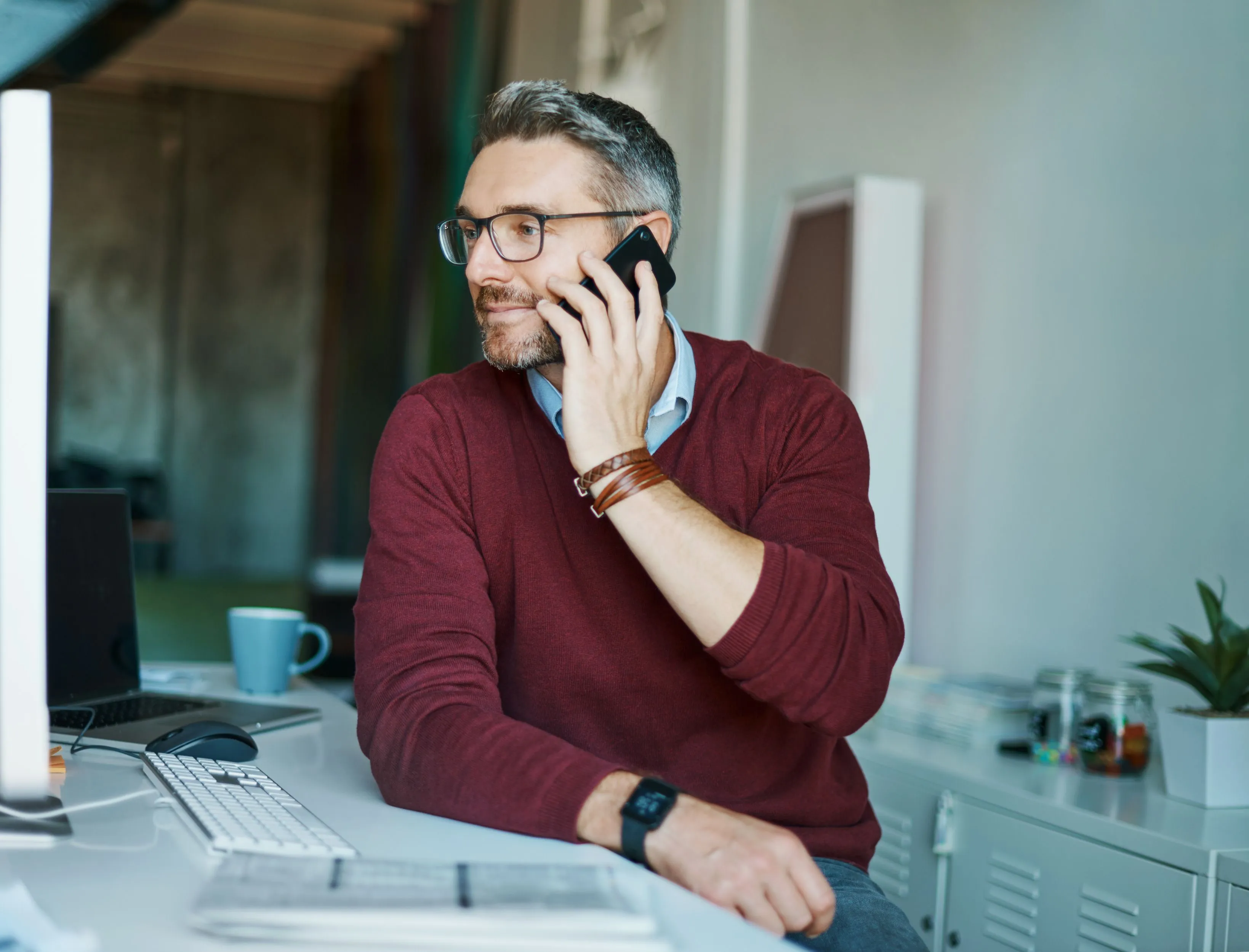 Doradca finansowy rozmawia przez telefon z klientem - decyzja kredytowa w 2 godziny