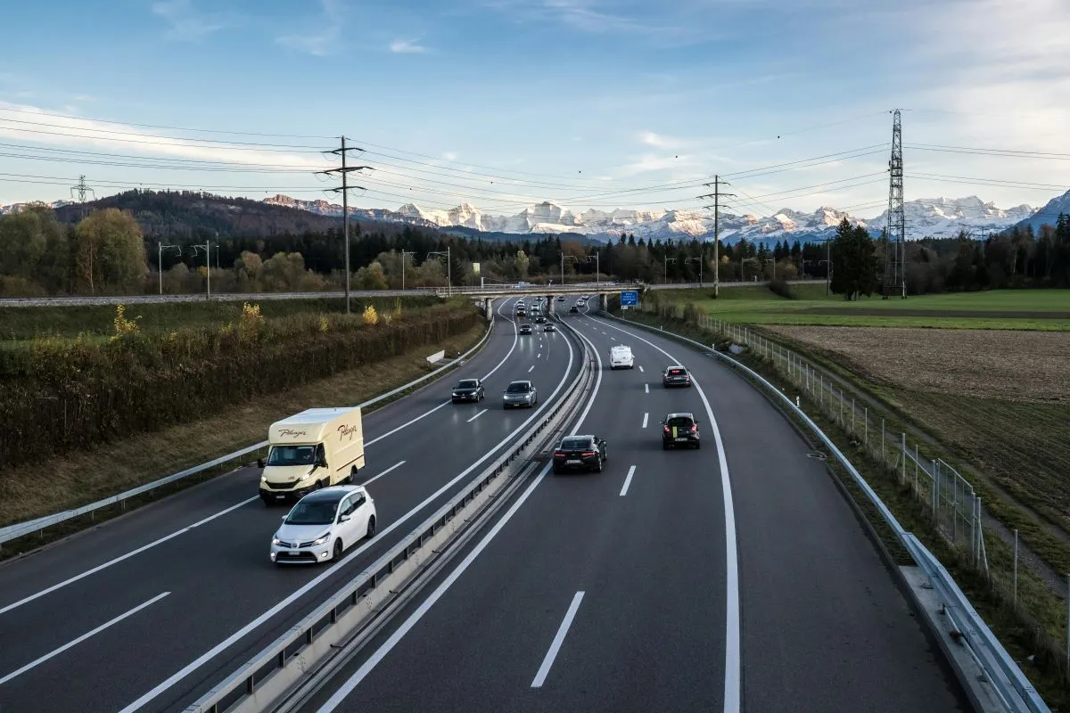 Widok autostrady z pojazdami.